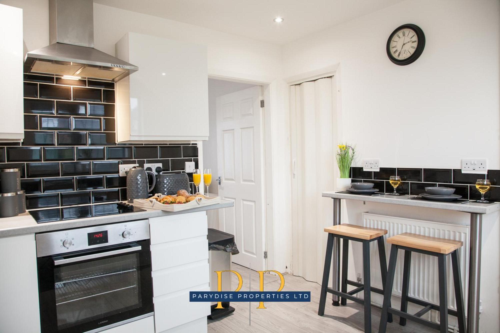 The Knutton House - Spacious Comfort By Parydise Properties - Leisure & Business Stays - Sleeps 7 Newcastle-under-Lyme Eksteriør billede
