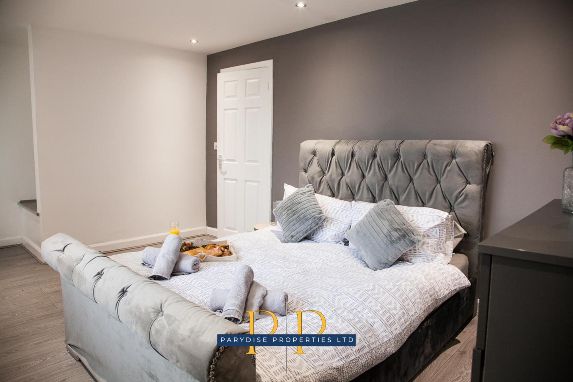 The Knutton House - Spacious Comfort By Parydise Properties - Leisure & Business Stays - Sleeps 7 Newcastle-under-Lyme Eksteriør billede