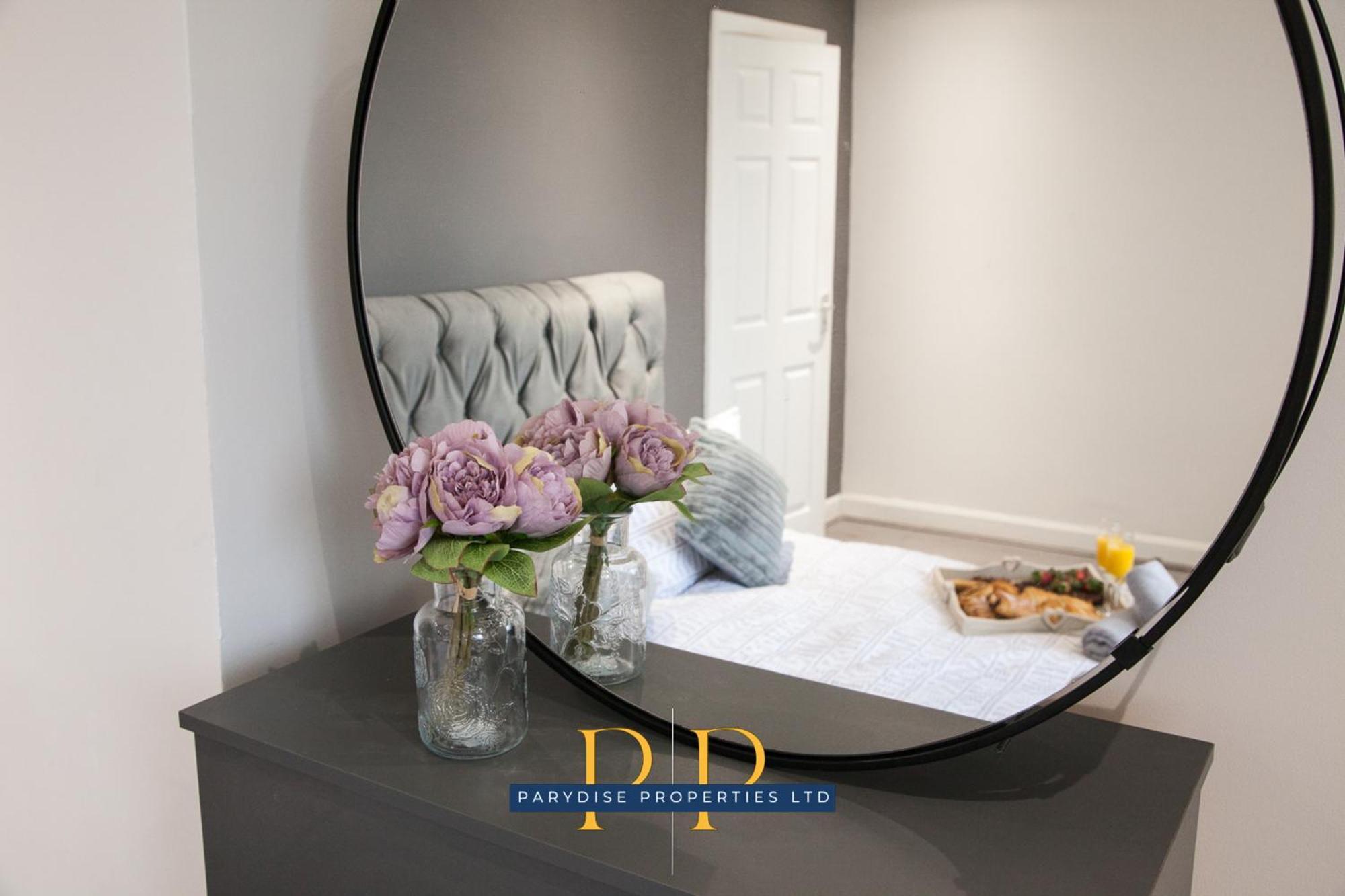 The Knutton House - Spacious Comfort By Parydise Properties - Leisure & Business Stays - Sleeps 7 Newcastle-under-Lyme Eksteriør billede