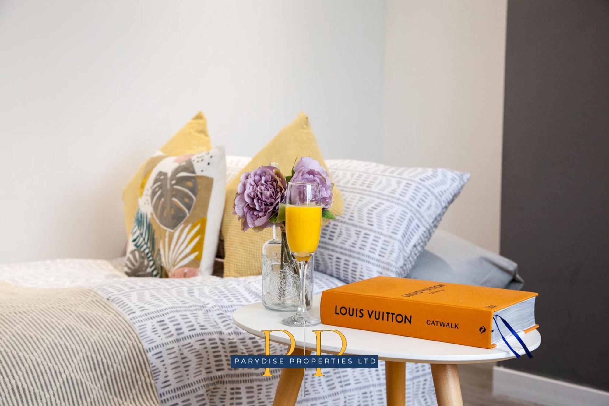 The Knutton House - Spacious Comfort By Parydise Properties - Leisure & Business Stays - Sleeps 7 Newcastle-under-Lyme Eksteriør billede