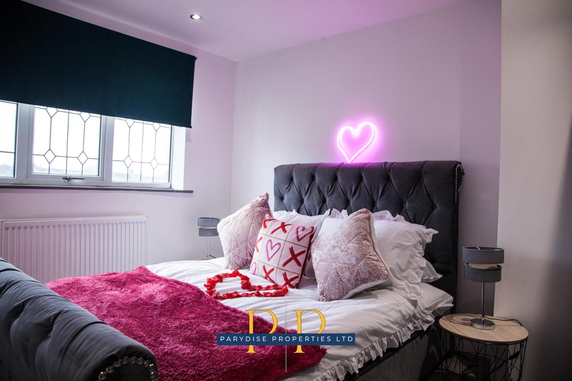 The Knutton House - Spacious Comfort By Parydise Properties - Leisure & Business Stays - Sleeps 7 Newcastle-under-Lyme Eksteriør billede