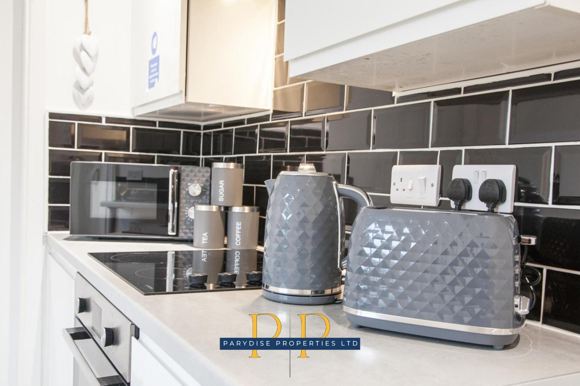 The Knutton House - Spacious Comfort By Parydise Properties - Leisure & Business Stays - Sleeps 7 Newcastle-under-Lyme Eksteriør billede