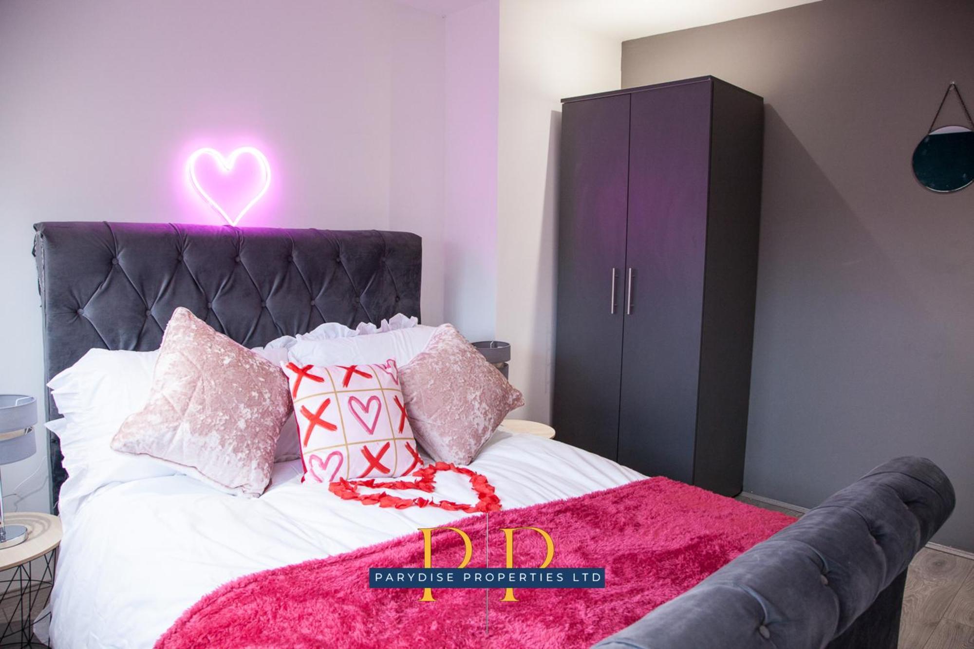 The Knutton House - Spacious Comfort By Parydise Properties - Leisure & Business Stays - Sleeps 7 Newcastle-under-Lyme Eksteriør billede
