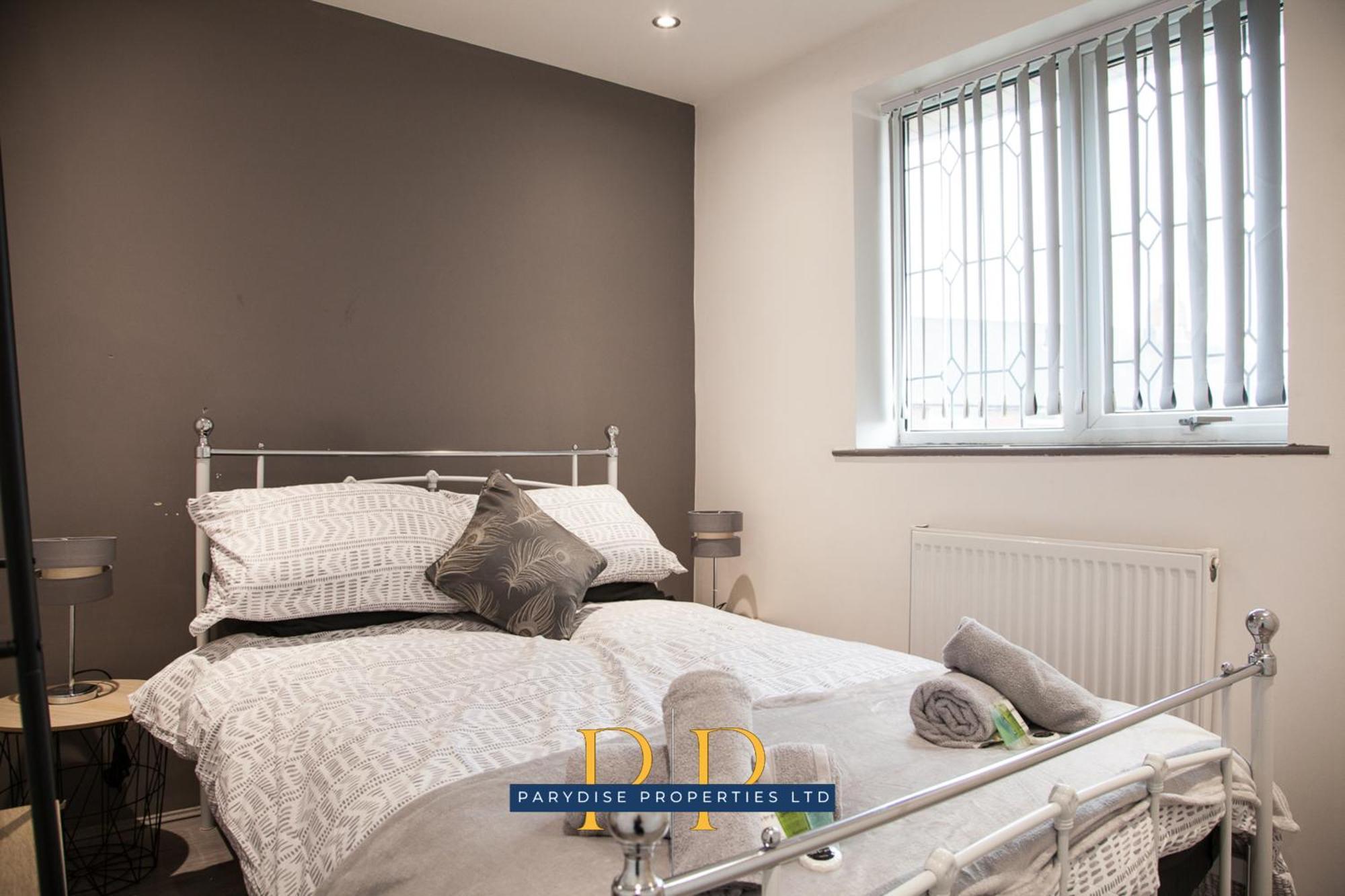 The Knutton House - Spacious Comfort By Parydise Properties - Leisure & Business Stays - Sleeps 7 Newcastle-under-Lyme Eksteriør billede
