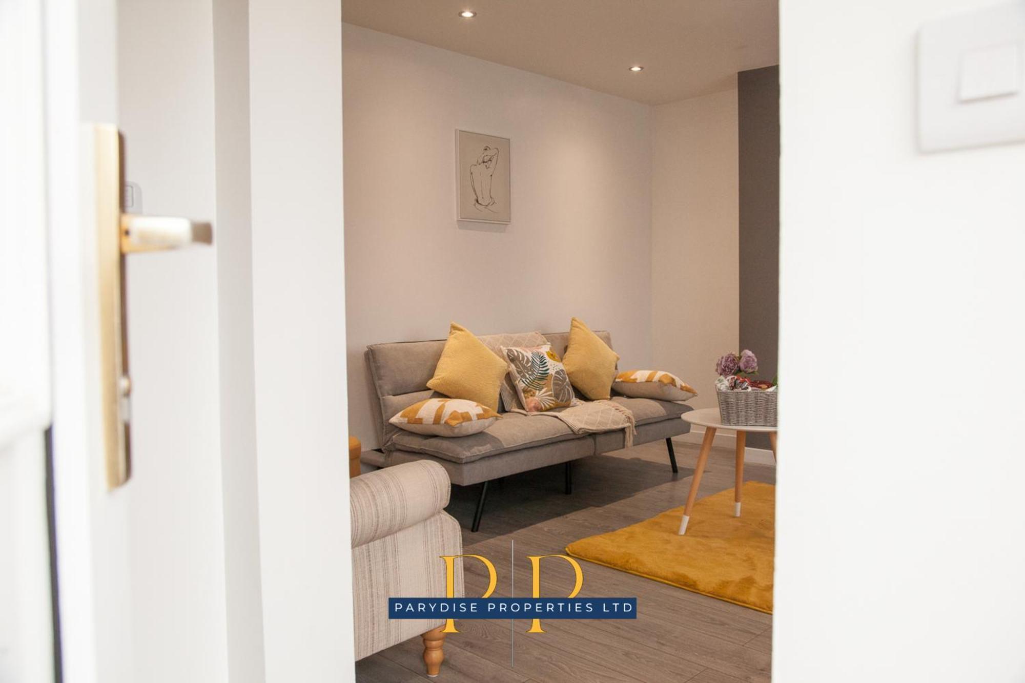 The Knutton House - Spacious Comfort By Parydise Properties - Leisure & Business Stays - Sleeps 7 Newcastle-under-Lyme Eksteriør billede