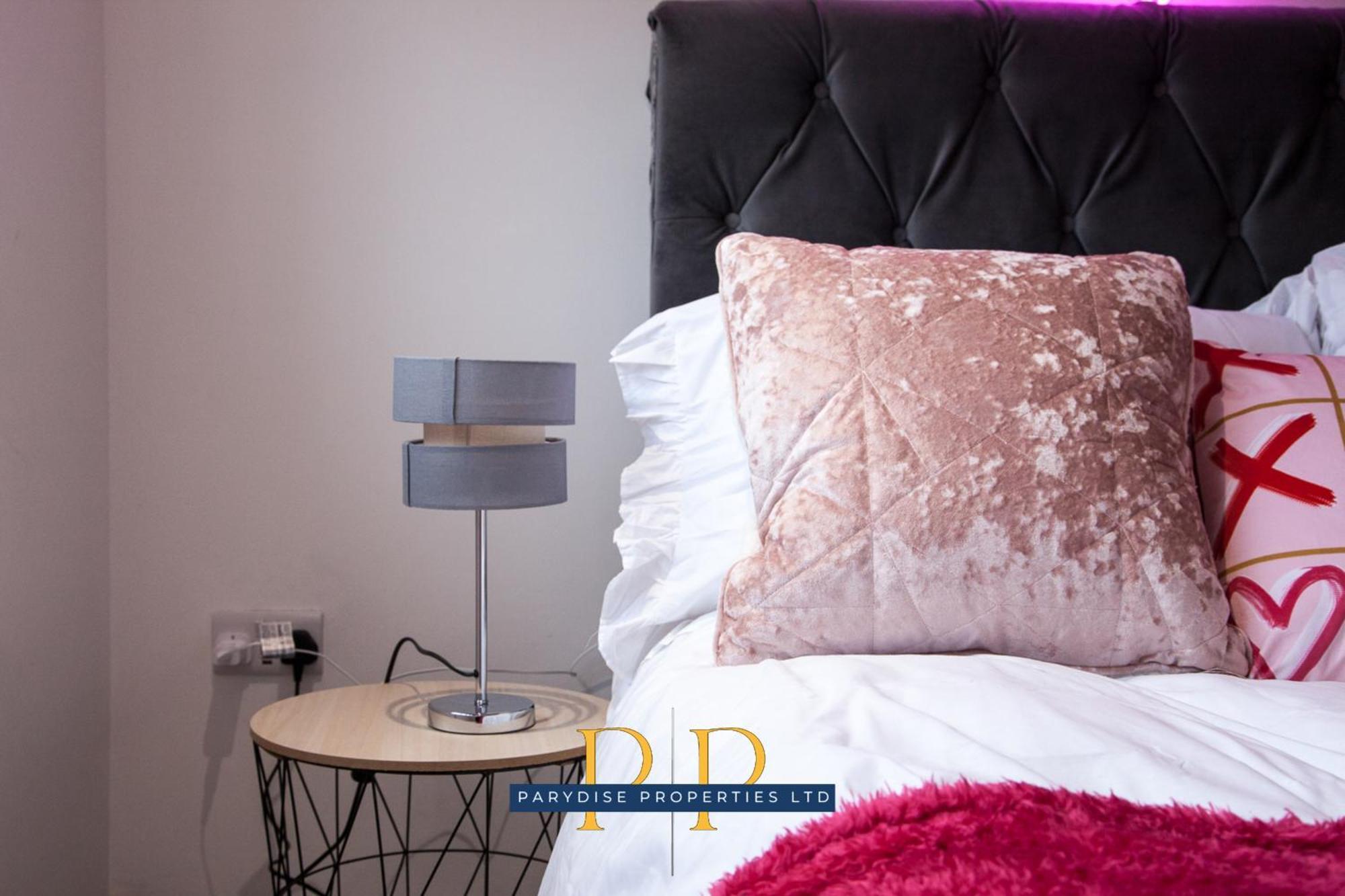 The Knutton House - Spacious Comfort By Parydise Properties - Leisure & Business Stays - Sleeps 7 Newcastle-under-Lyme Eksteriør billede