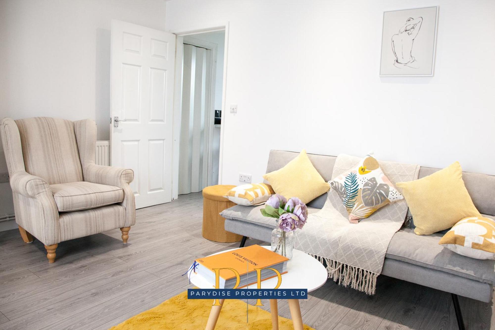 The Knutton House - Spacious Comfort By Parydise Properties - Leisure & Business Stays - Sleeps 7 Newcastle-under-Lyme Eksteriør billede