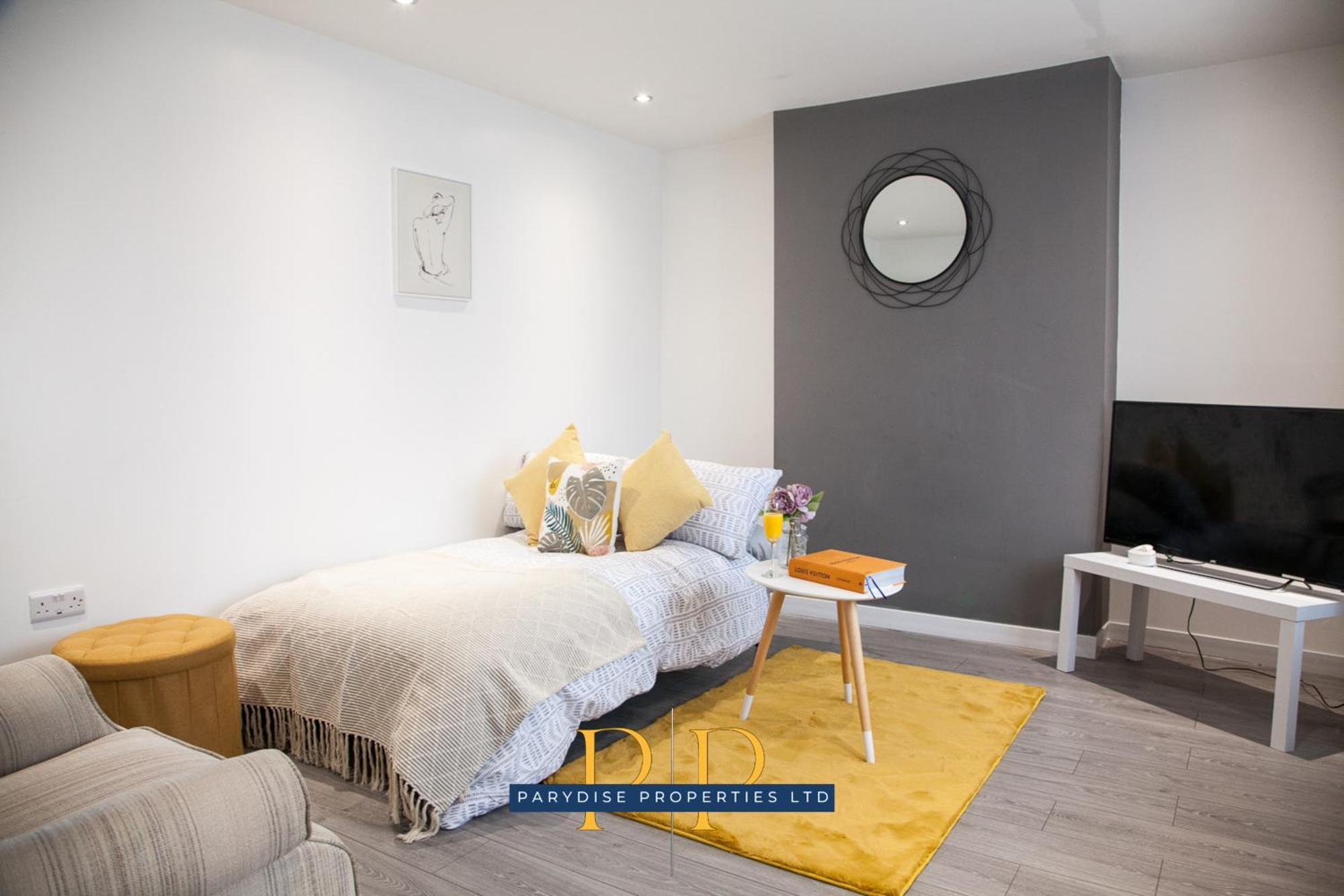 The Knutton House - Spacious Comfort By Parydise Properties - Leisure & Business Stays - Sleeps 7 Newcastle-under-Lyme Eksteriør billede
