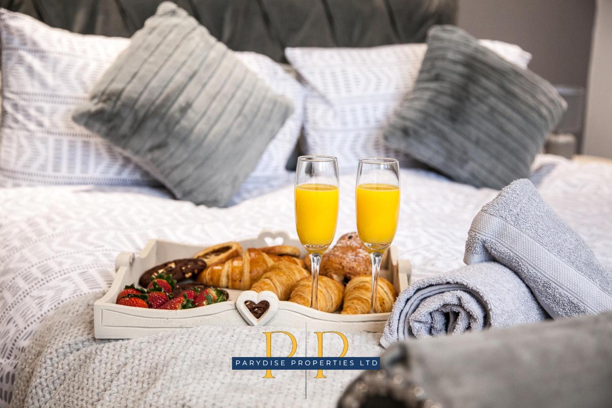 The Knutton House - Spacious Comfort By Parydise Properties - Leisure & Business Stays - Sleeps 7 Newcastle-under-Lyme Eksteriør billede