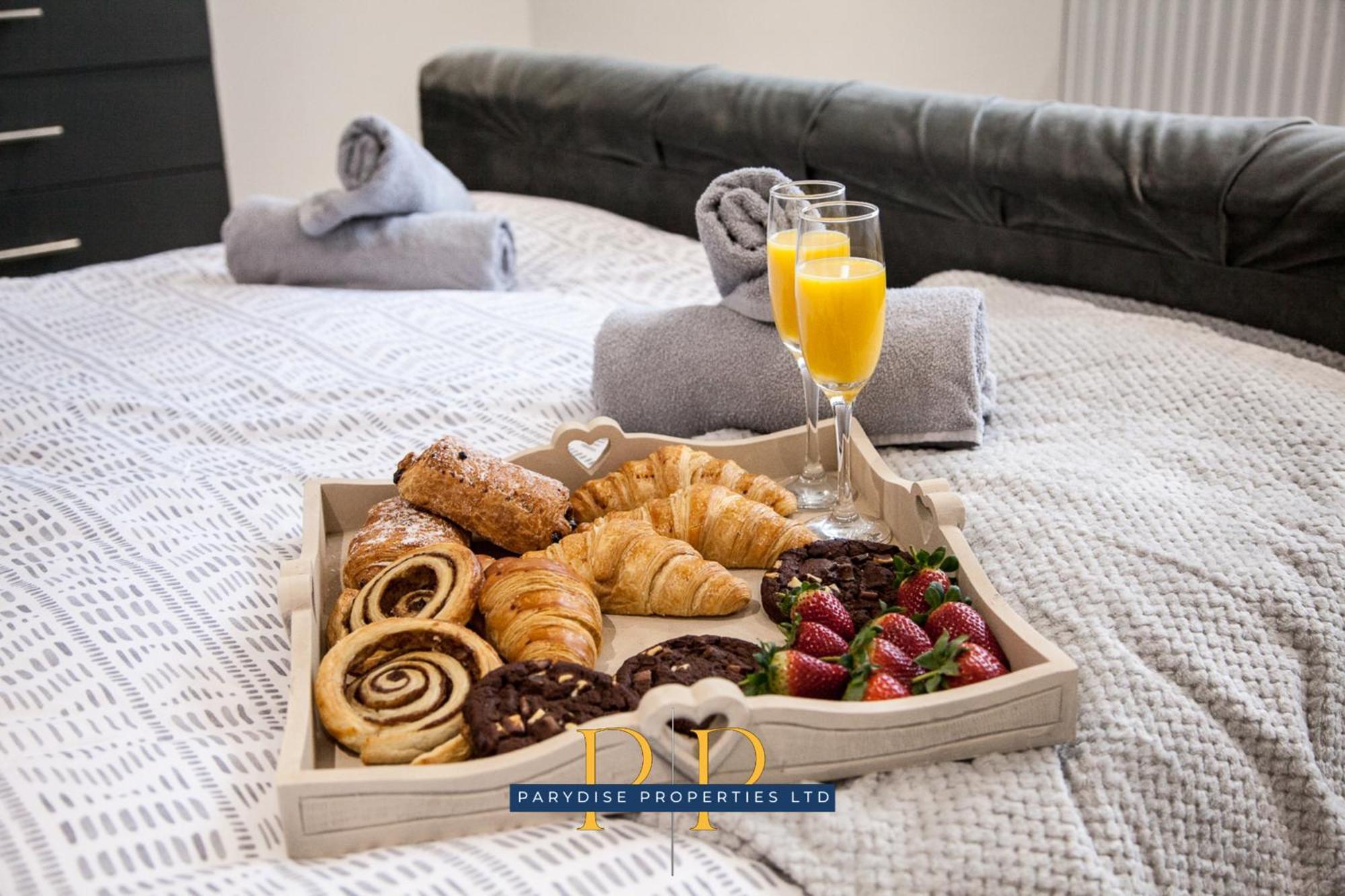 The Knutton House - Spacious Comfort By Parydise Properties - Leisure & Business Stays - Sleeps 7 Newcastle-under-Lyme Eksteriør billede