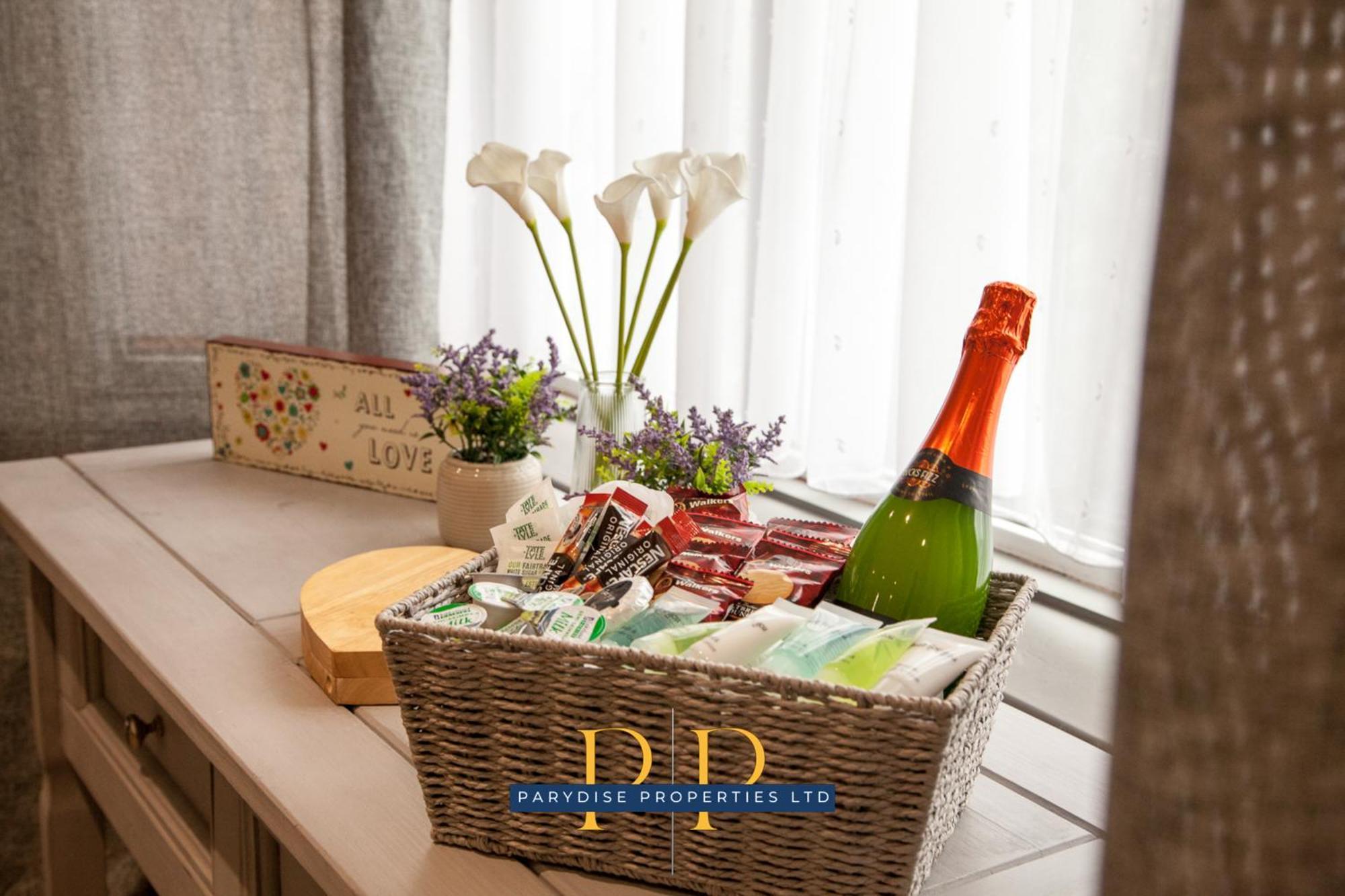 The Knutton House - Spacious Comfort By Parydise Properties - Leisure & Business Stays - Sleeps 7 Newcastle-under-Lyme Eksteriør billede